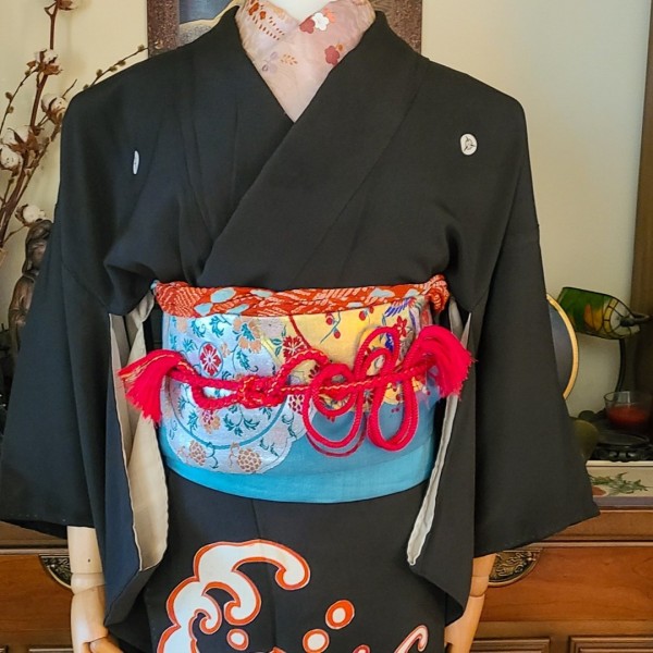 https://moonblossom.net/blog/2023/11/life-the-universe-and-everything/This is one of those coordinations I've wanted to do from the very moment I got this kimono, and have just been putting off for one reason or another for years. It was high time I fixed that! This past Thursday was my 42nd birthday, and this coordinate has auspicious motifs of hayama and kagami (arrows and mirrors) and my favourite colour (teal) so I decided it was finally time to do it.

kimono kitsuke arrow auspicious black kurotomesode mirror red Taisho teal vintage